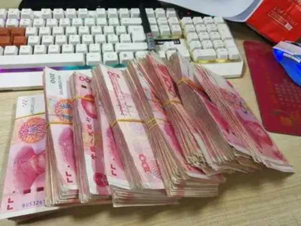 威胁式催收仍活跃!网贷平台滥用授权视频,借款人遭遇侮辱威胁如何维权?